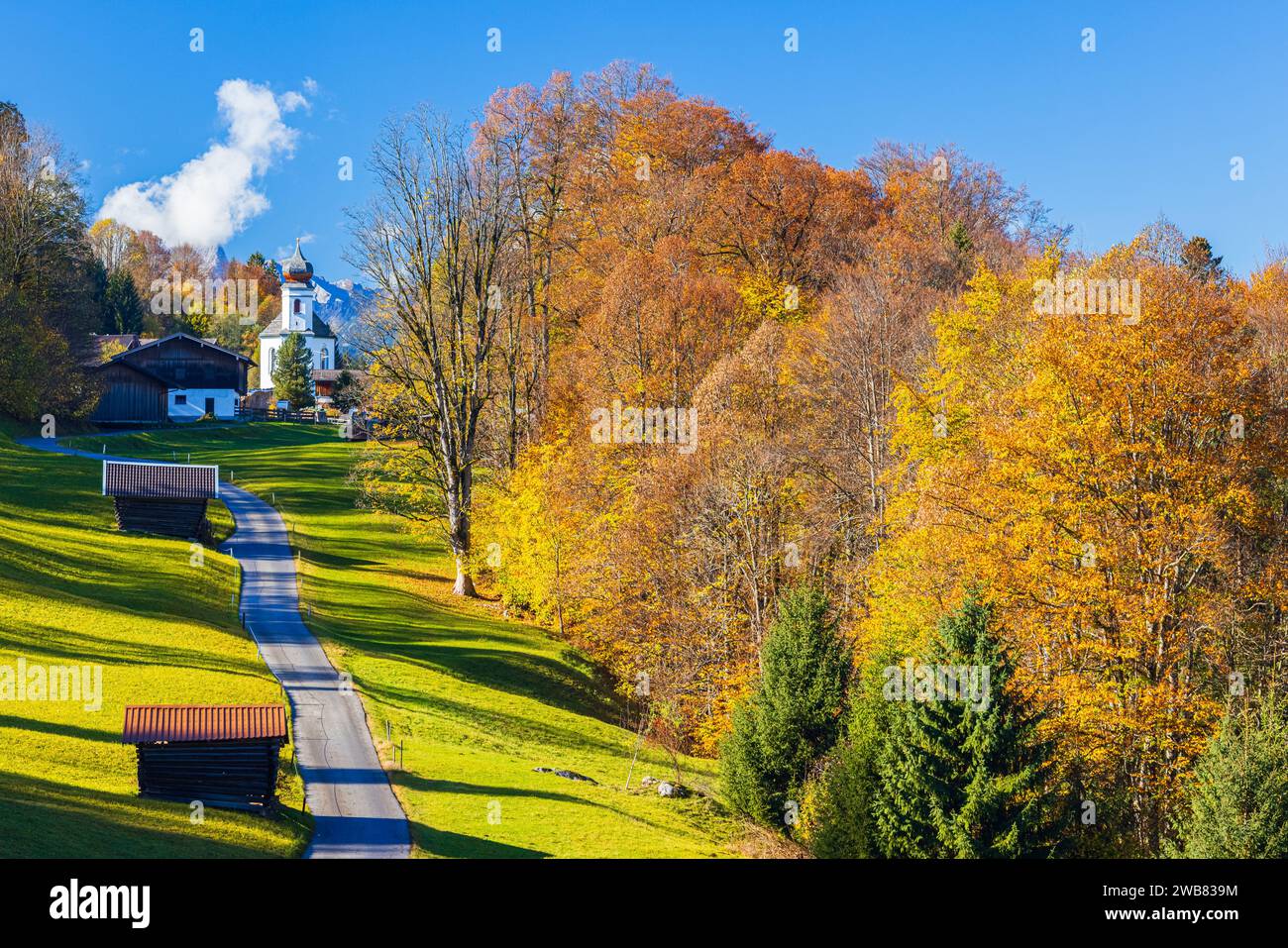 Herbst in Wamberg, mit Blick auf die Kirche St. Anna. Wamberg ist eines der am höchsten gelegenen Kirchendörfer Deutschlands. Wamberg liegt ganz in der Nähe Stockfoto