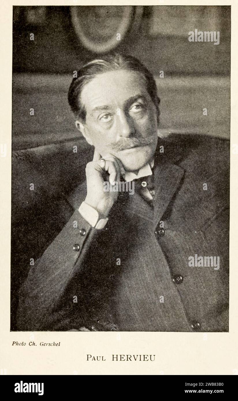Paul Hervieu (* 2. September 1857 – 25. Oktober 1915) war ein französischer Schriftsteller und Dramatiker. Aus dem Buch Autour de la Comédie-Francaise : trente ans de Théâtre : 5e série Comédie-Francaise 30 Jahre Theater, veröffentlicht 1913 von Bernheim, Adrien Jacques, Stockfoto