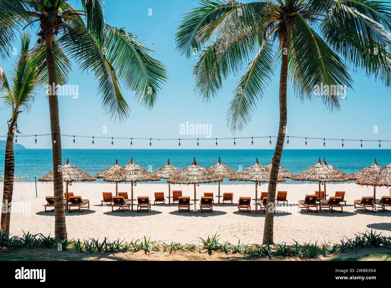 My Khe Beach mit Sonnenschirm und Sonnenliege in da Nang, Vietnam Stockfoto