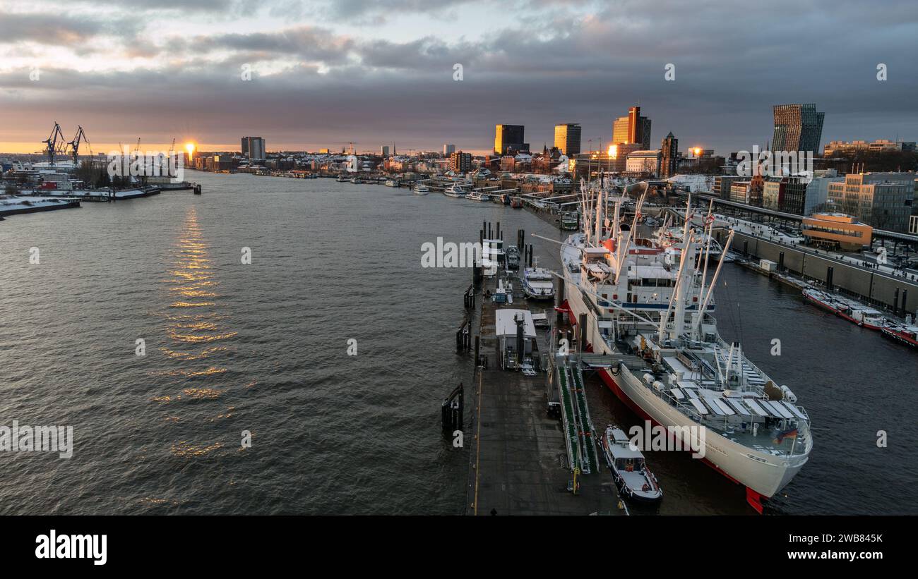 Blick aus der Vogelperspektive auf den Hamburger Hafenrand im Winter Stockfoto