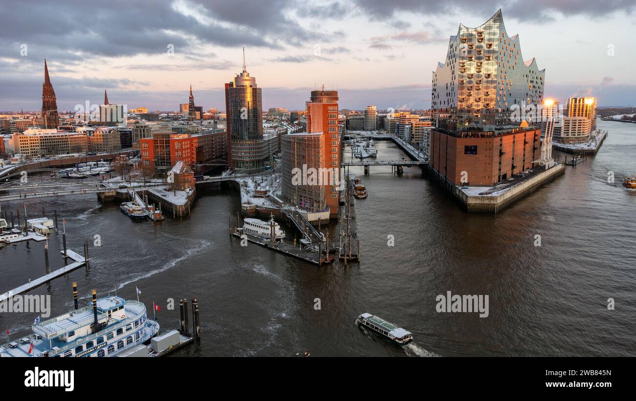 Hamburgs Hafencity mit der Elbphilharmonie im Abendlicht an einem kalten Wintertag Stockfoto