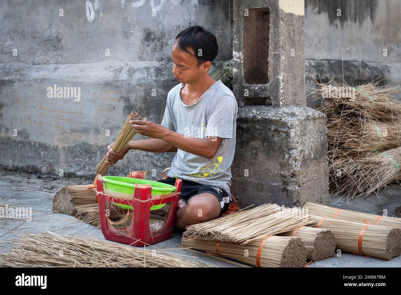 Man macht Räucherstäbchen im Quang Phu Cau Räucherdorf in Hanoi, Vietnam Stockfoto