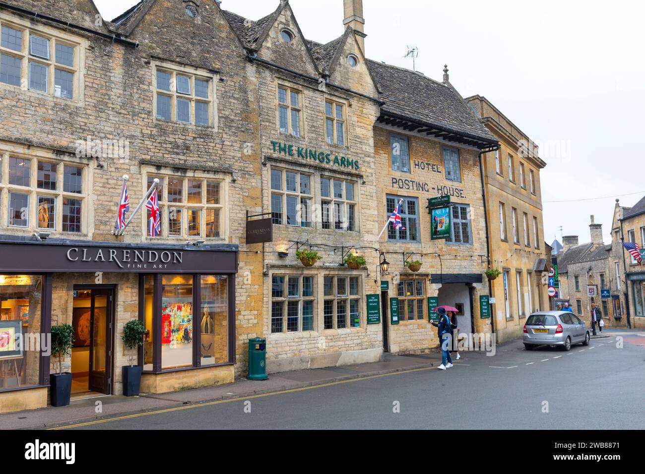 Stall am Wold Market Square, Kings Arms Pub, Clarendon Kunstgalerie und Hotel Post House, Cotswolds, Gloucestershire, England, UK, 2023 Stockfoto