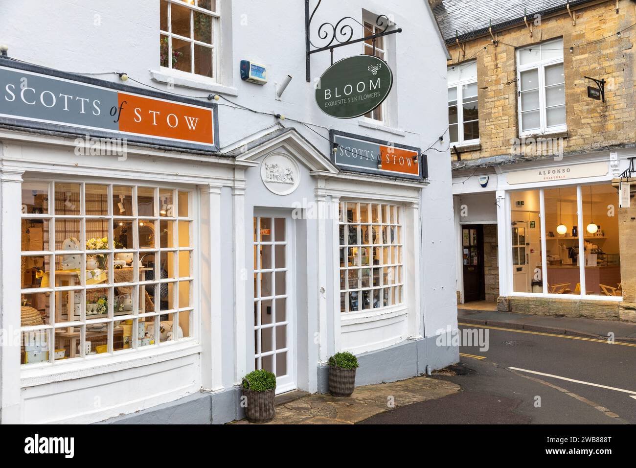 Stall on the Wold, cotswolds Market Town und Scotts of Stow Haushaltswaren auf dem Market Square, Gloucestershire, England, Großbritannien, 2023 Stockfoto