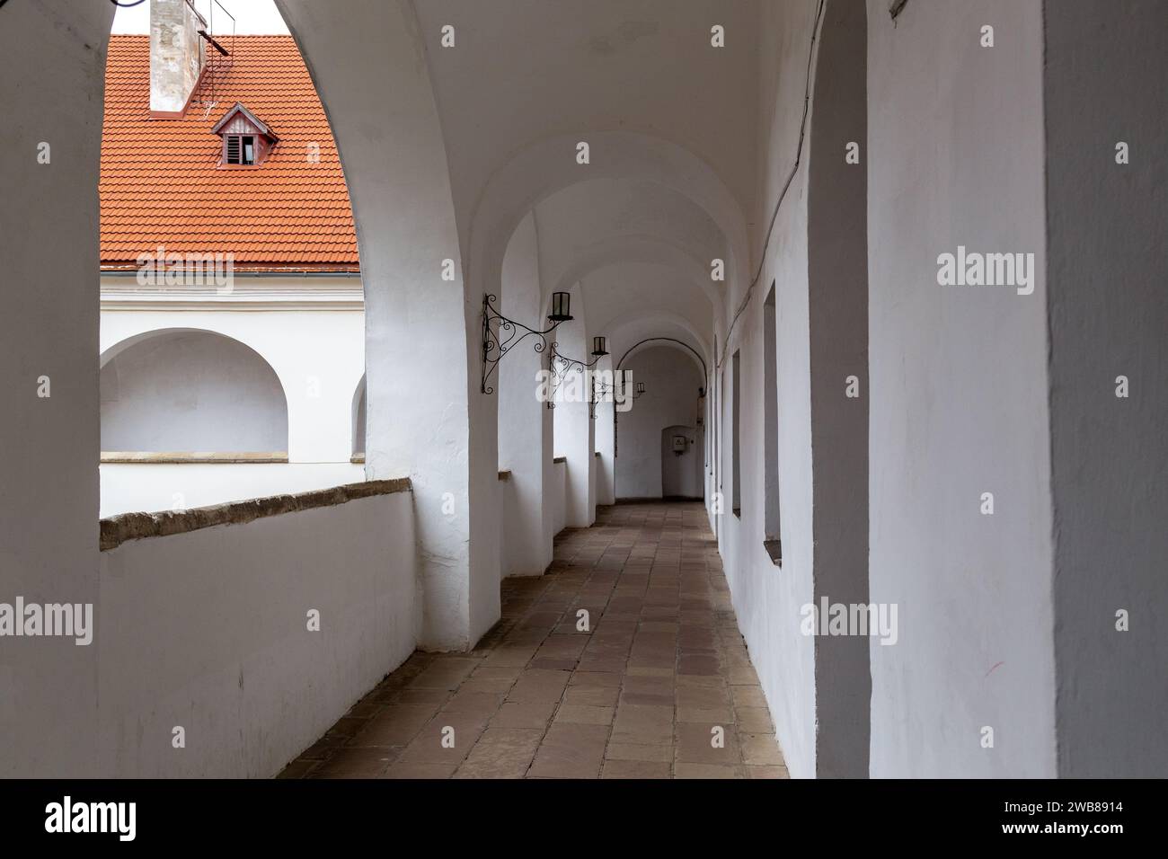 MUKATSCHEWO, UKRAINE - 5. MÄRZ 2023: Dies ist die Außengalerie des Palastgebäudes in der Burg Palanok. Stockfoto
