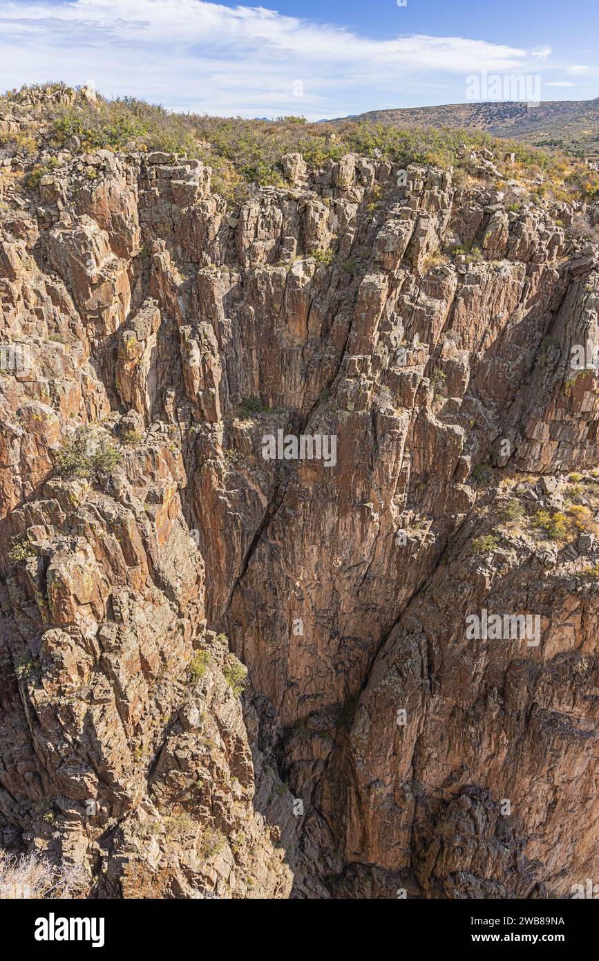 Vertikale Gesteinsschichten am nördlichen Rand des Black Canyon des Gunnison at Cross Fissures View Stockfoto