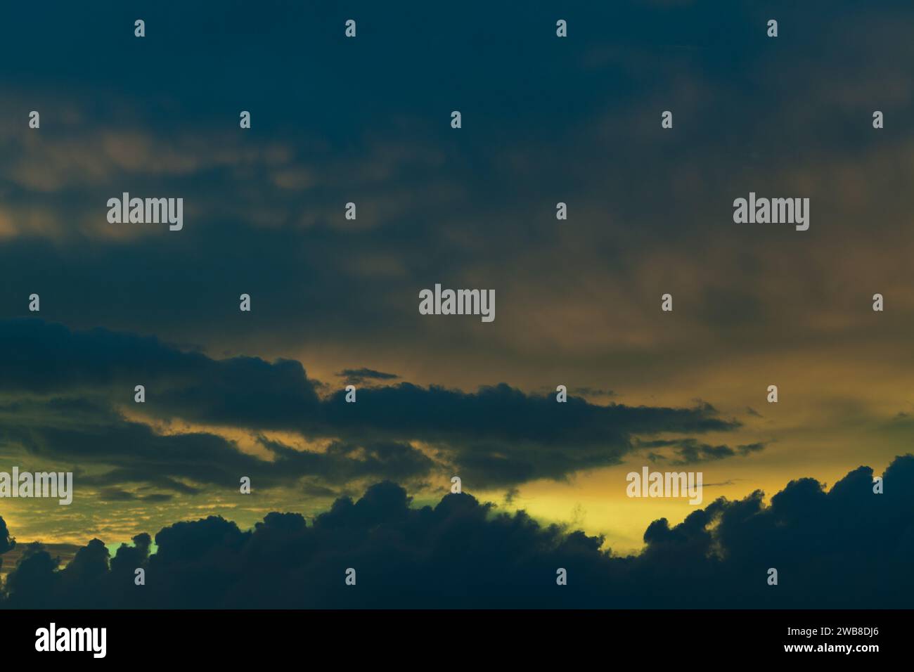 Dramatischer Nachthimmel mit dunklen Wolken, natürliches Hintergrundfoto Stockfoto