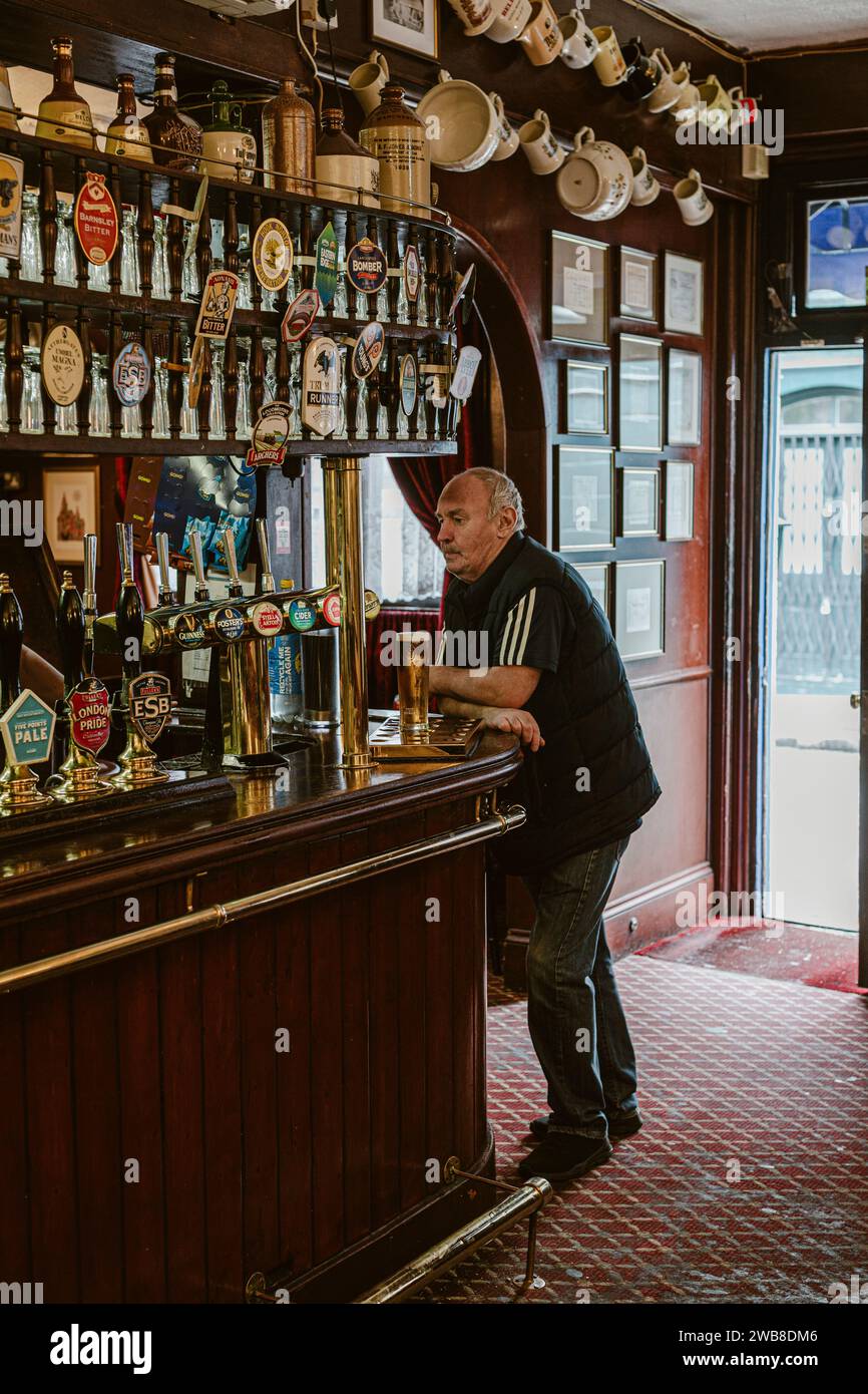 Mann trinkt im East london Pub Stockfoto