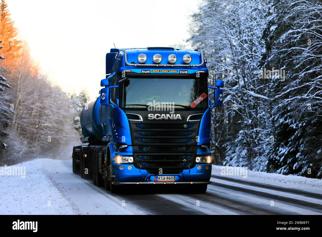 Blauer Scania R580 Tankwagen mit Geschwindigkeit auf Landstraßen an einem Wintertag. Salo, Finnland. Januar 2024. Stockfoto