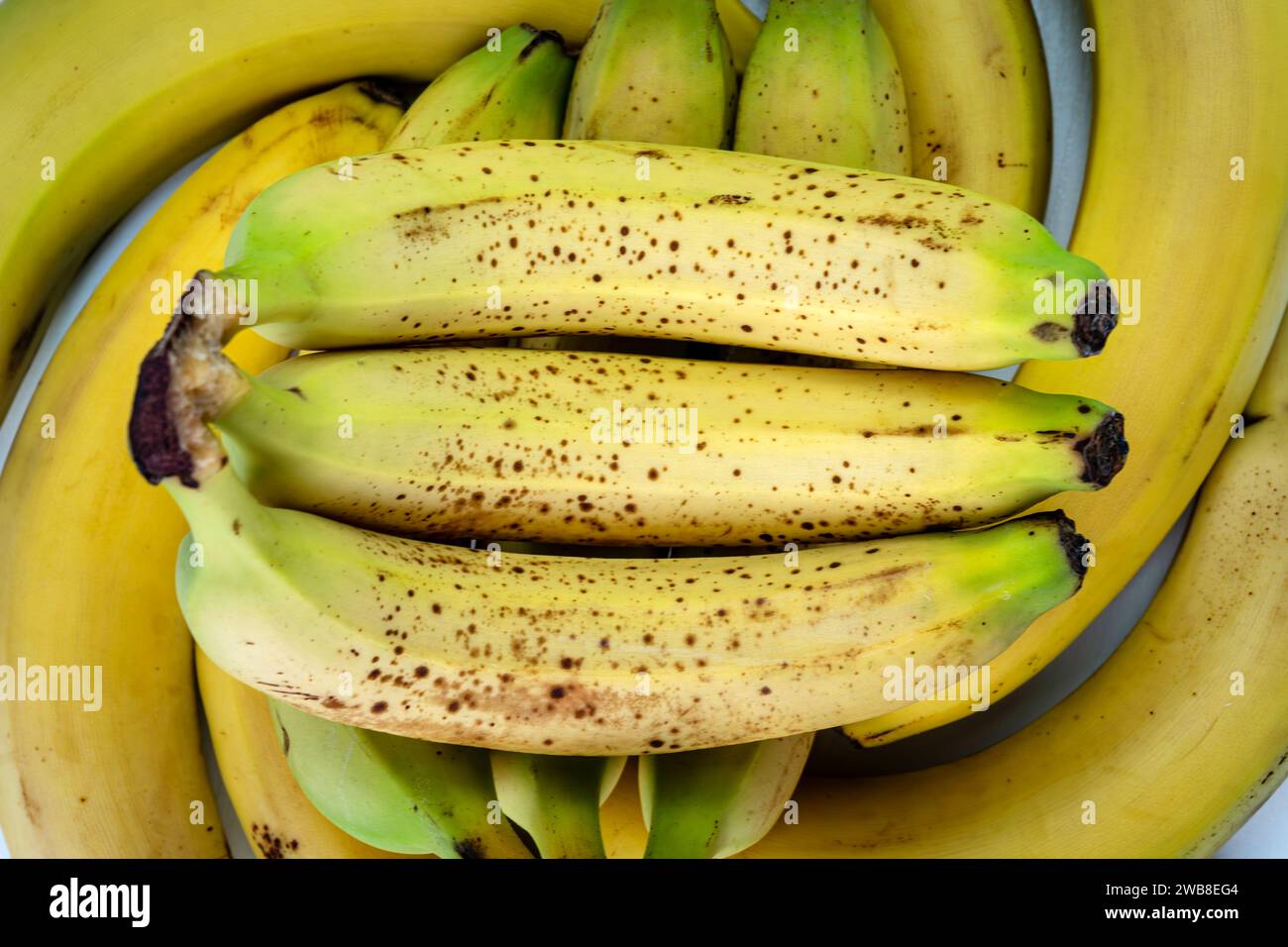 Blick von oben auf einen Haufen grüner Bananen. Bananenhaut hat dunkle Flecken. Das Fruchtfleisch der Frucht ist weich, süß. Ernährung und gesund. Taiwanesische Lebensmittel und Landwirtschaft Stockfoto