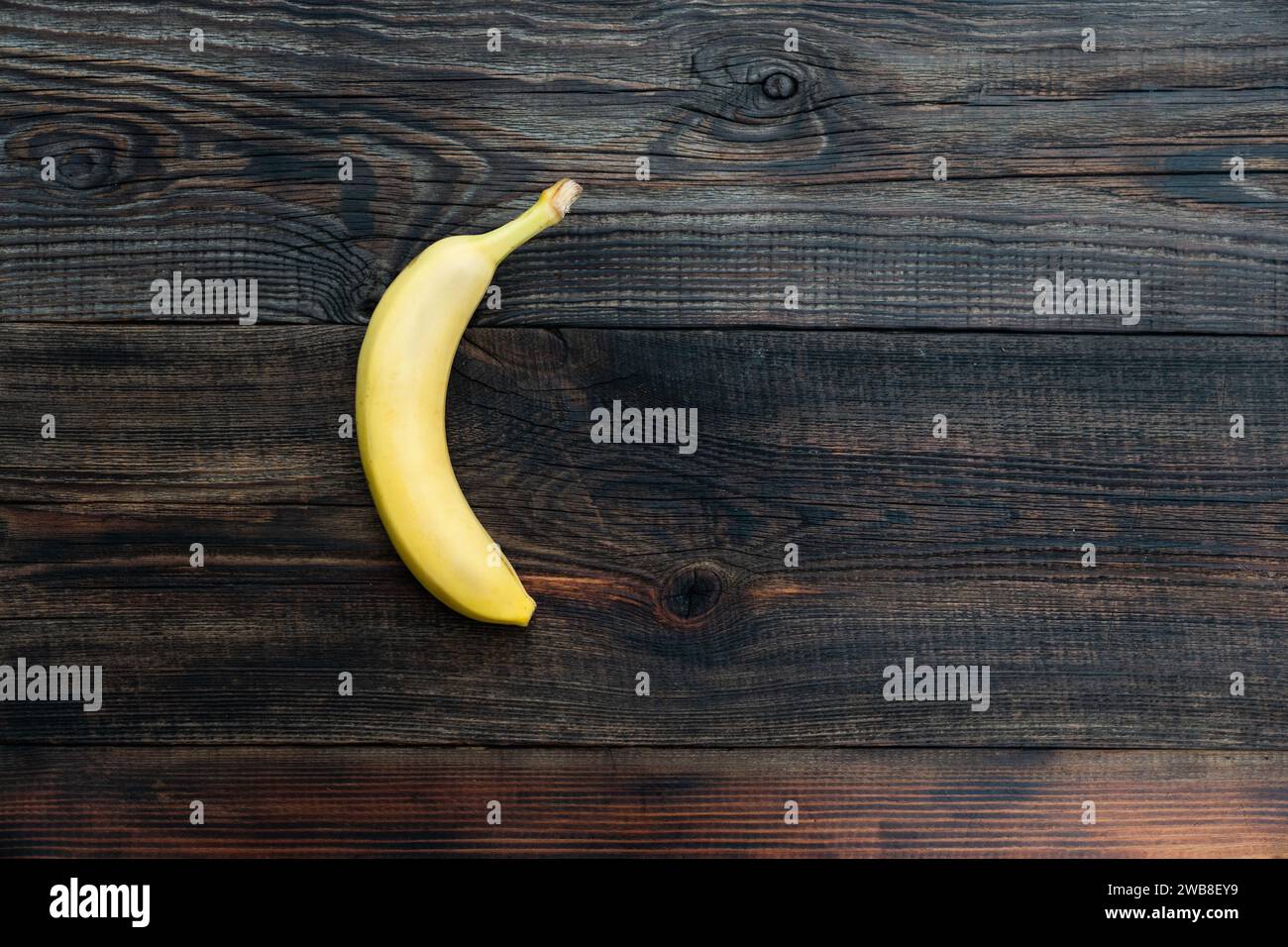Zwei Bananen auf einem Holztisch. Leerer Kopierbereich für den Text des Editors. Stockfoto