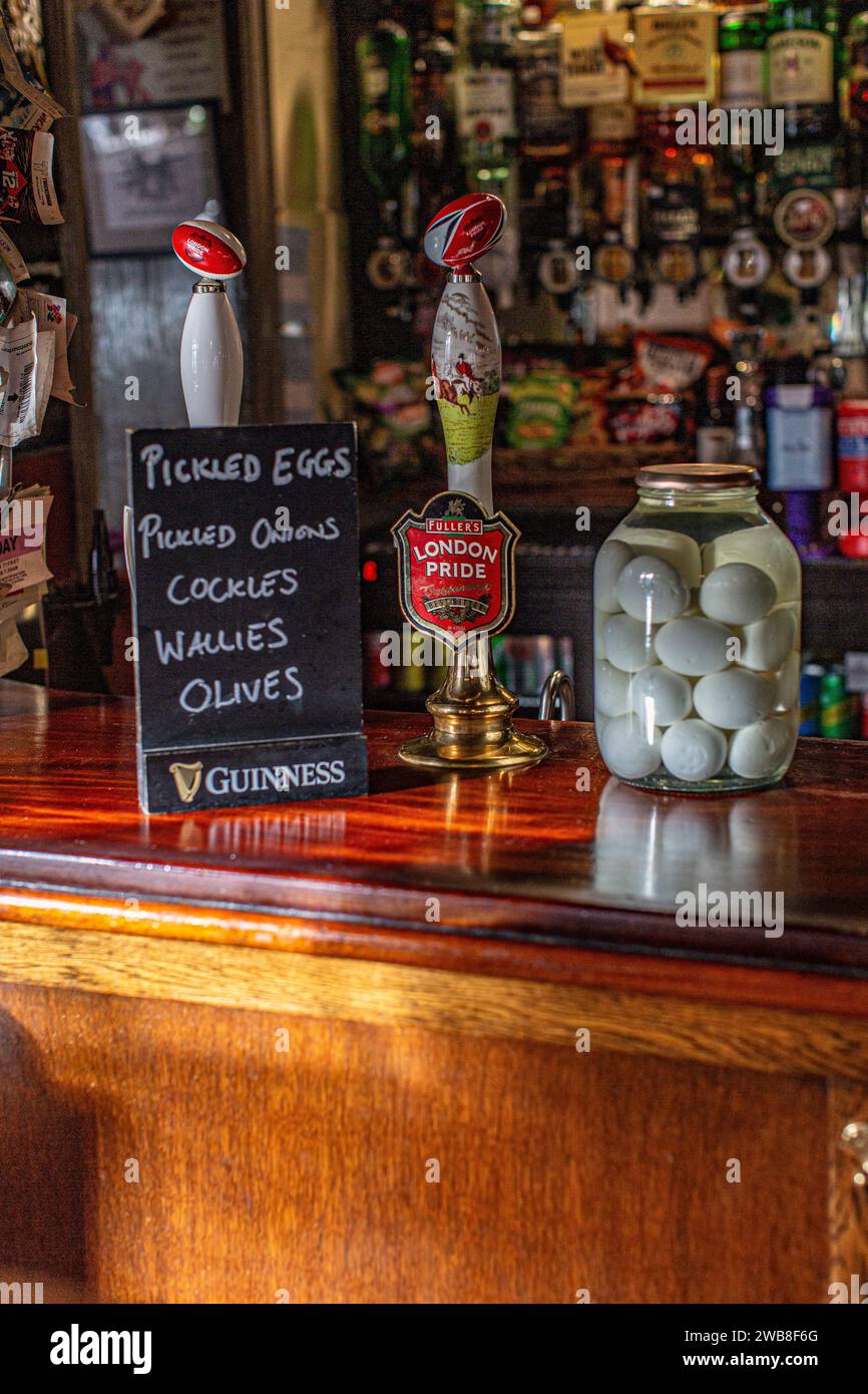 Mason Dose gefüllt mit altmodischen eingelegten Eiern in der Park Tavern Familienbesitz in Kingston upon Thames. Stockfoto