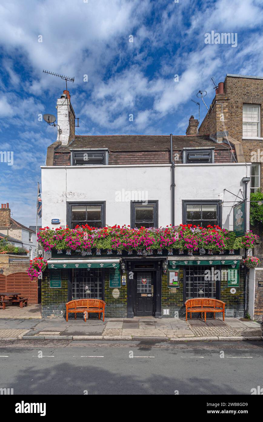 London, Greenwich - Außenansicht des Feathers Traditional English Pub, Großbritannien Stockfoto