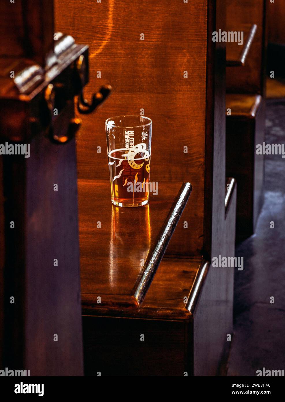 Ein Pint Bier auf einem Tisch im Duke Pub, London, Großbritannien Stockfoto