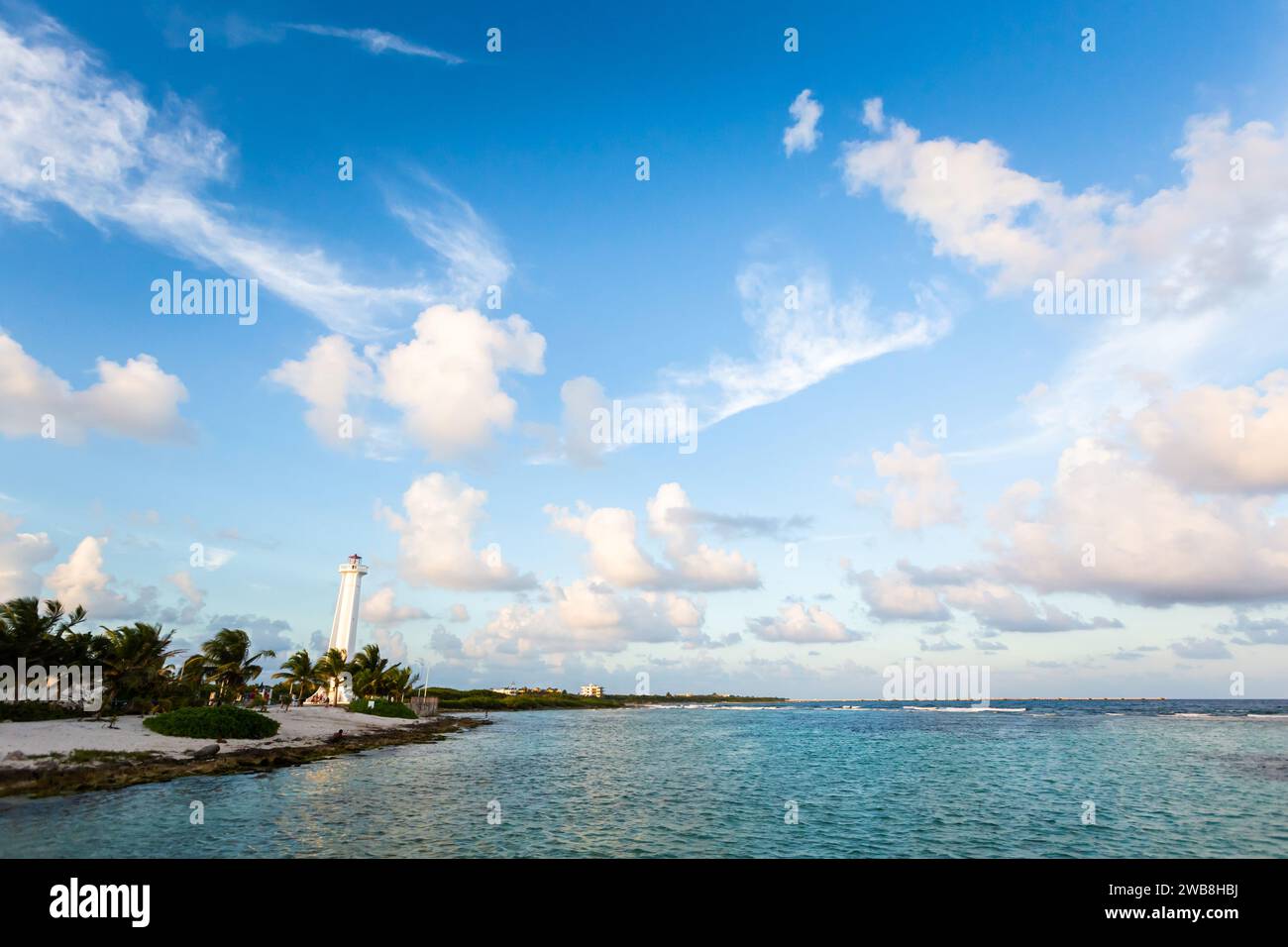 Wunderschöne karibische Landschaftsfotos am Mahahual Beach in Mexiko während eines sonnigen Tages Stockfoto