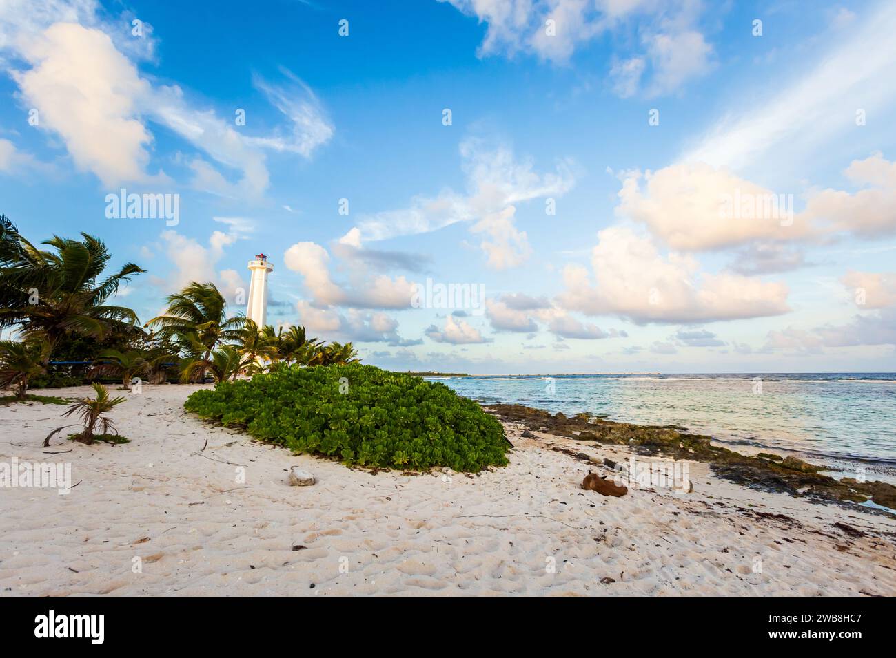 Wunderschöne karibische Landschaftsfotos am Mahahual Beach in Mexiko während eines sonnigen Tages Stockfoto