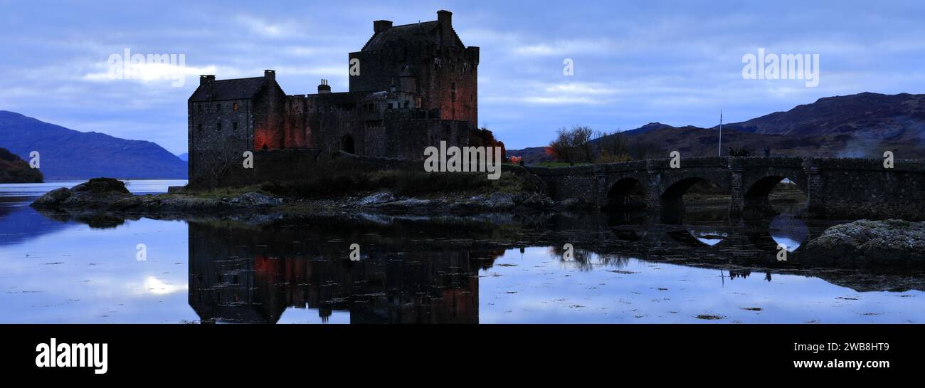 Blick auf den Sonnenuntergang über Eilean Donan Castle, Dornie Village, Kyle of Lochalsh, Wester Ross, Schottland, UK Stockfoto