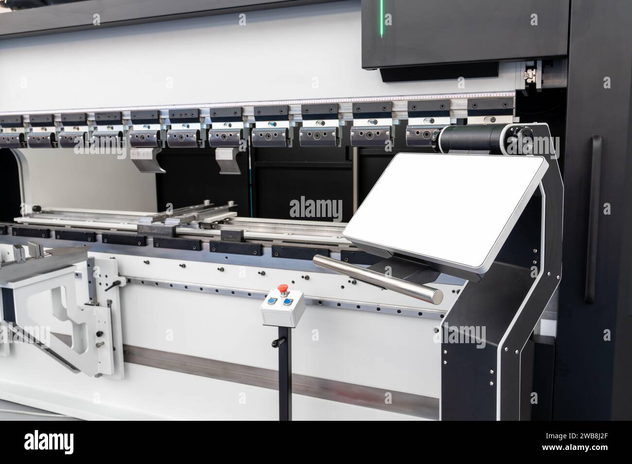 Controller mit Display in einer intelligenten Fabrik. Stockfoto