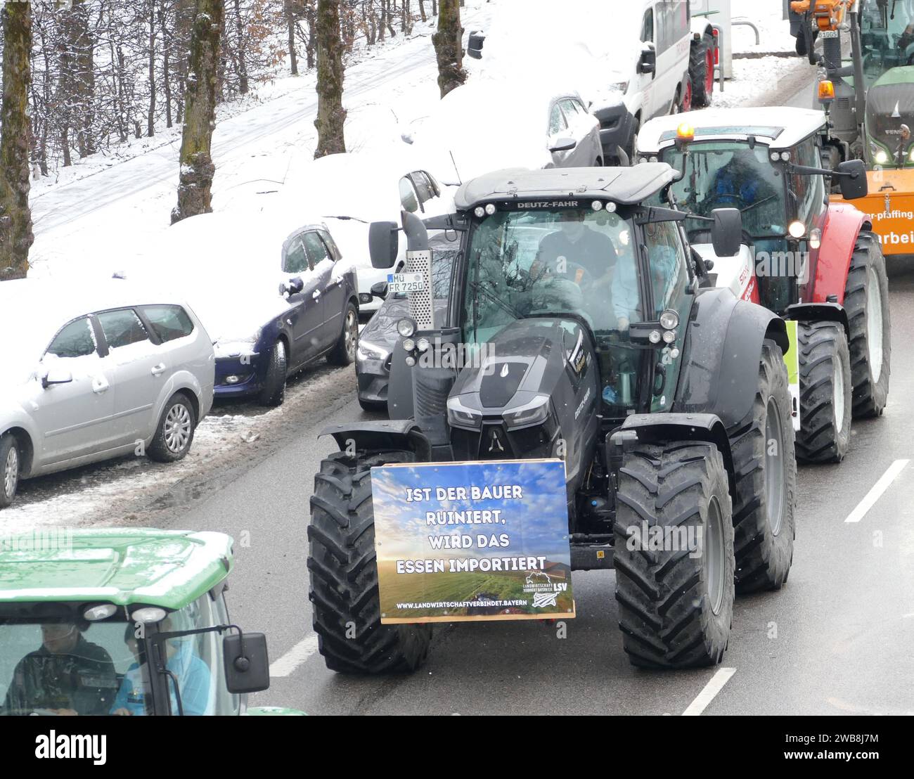 München, Deutschland 01.08.2024. Bauernprotest, indem sie mit Traktoren durch die Hauptstraßen von Munichs fahren. Kürzungen der Subventionen. Stockfoto