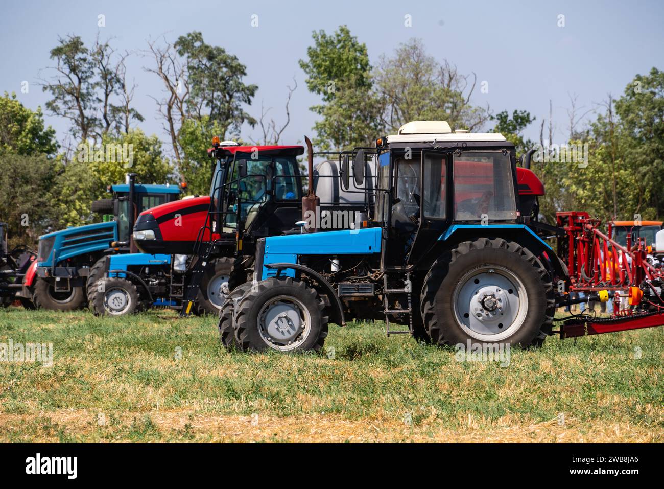 Landwirtschaftliche Traktoren auf dem Feld. Stockfoto