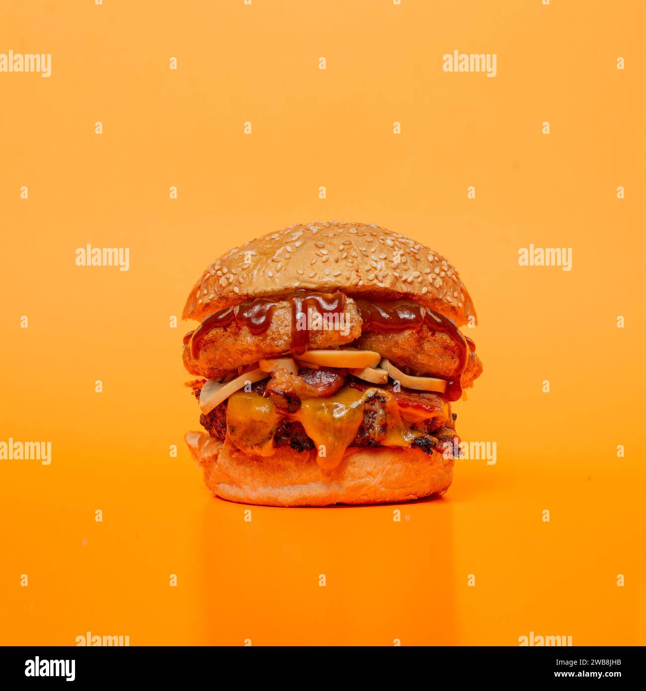 Ein köstlicher Beef Patty Burger mit Pilzen, Speck, Grillsoße und geschmolzenem Käse. Stockfoto