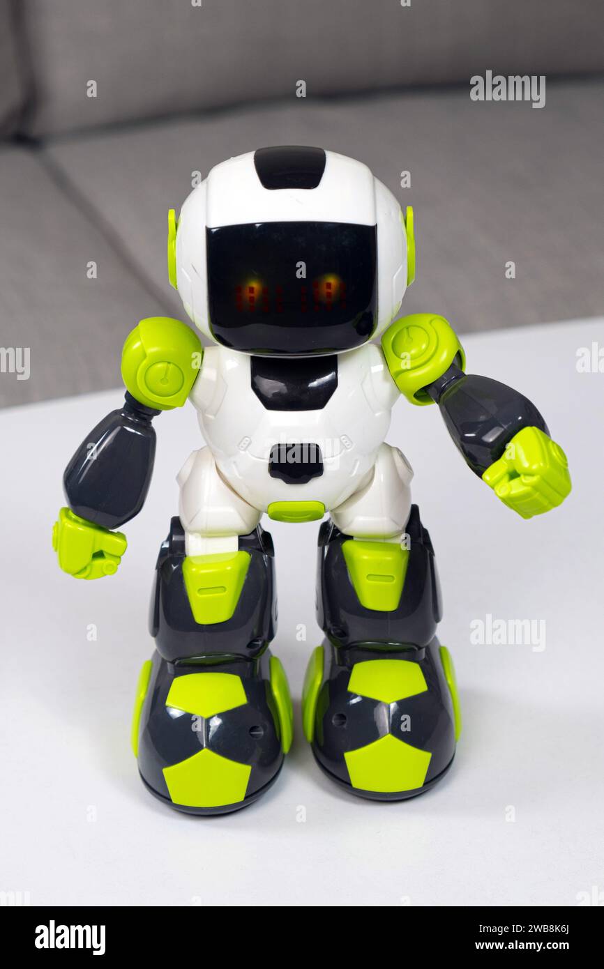 Roboter ist ein elektrisches Spielzeug für Kinder. Modernes Kinderspielzeug Stockfoto