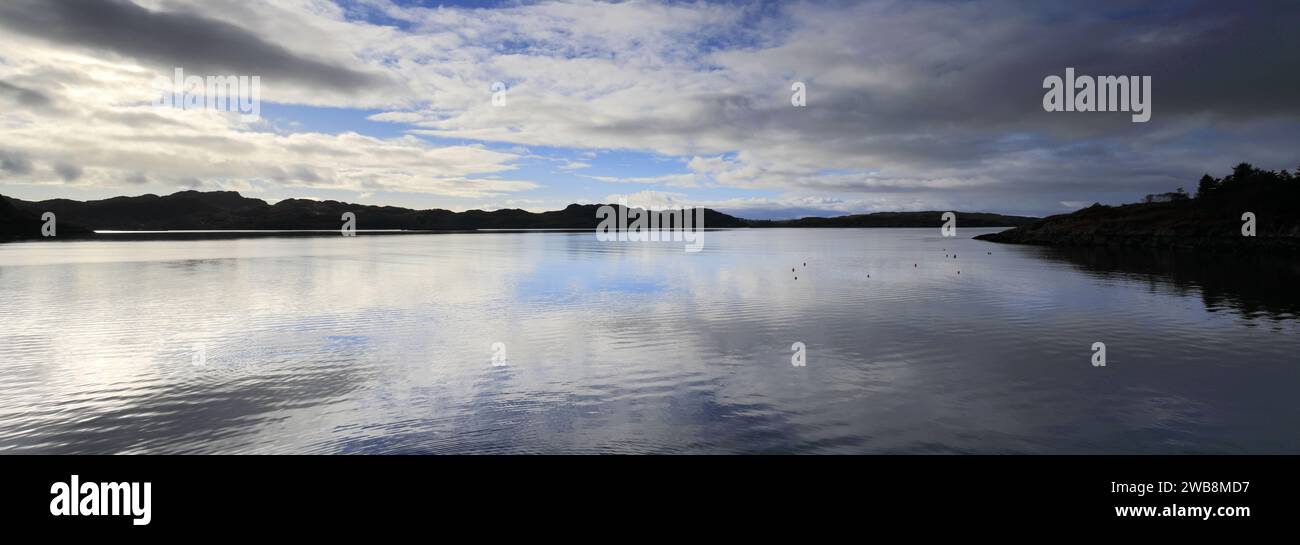 Herbstblick über Loch Gairloch Village, Wester Ross, North West Highlands in Schottland, Großbritannien Stockfoto