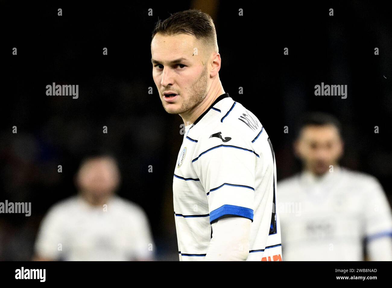 Teun Koopmeiners von Atalanta BC sieht beim Fußballspiel der Serie A zwischen AS Roma und Atalanta BC im Olimpico-Stadion in Rom (Italien) am 7. Januar 2024 an. Stockfoto