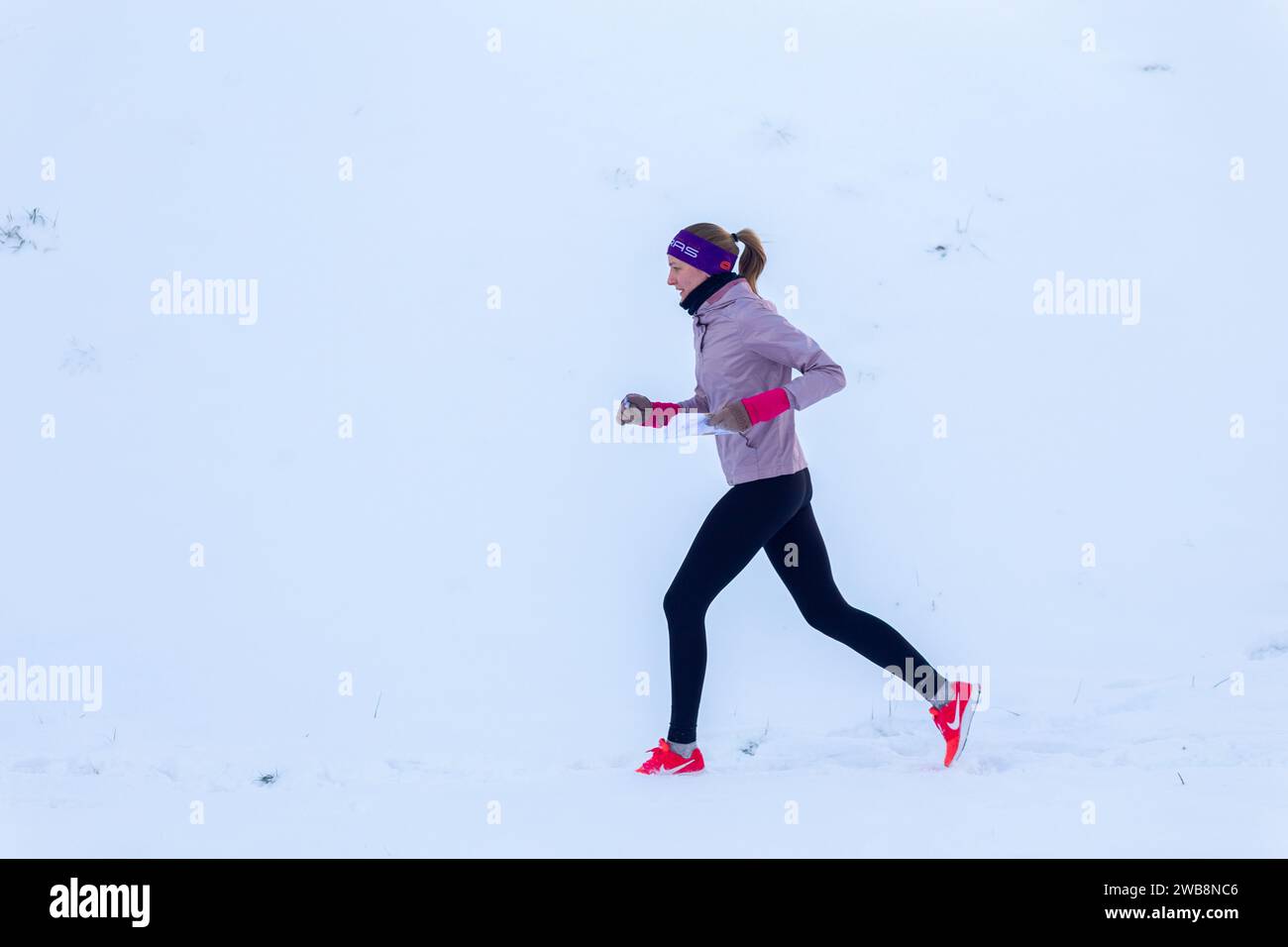 Grodno, Weißrussland - 03. Januar 2024: Das Mädchen nimmt an einem Winter-Orientierungstraining unter städtischen Bedingungen Teil. Outdoor-Orientierungshilfe Winteraktivität Stockfoto