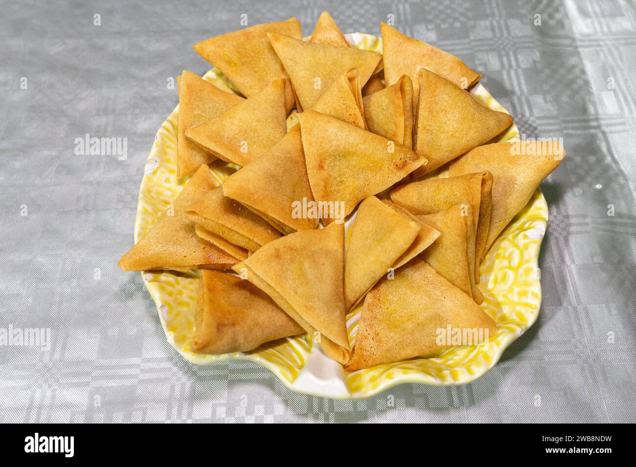 Köstliche Samosas auf einem festlichen Tisch. Stockfoto