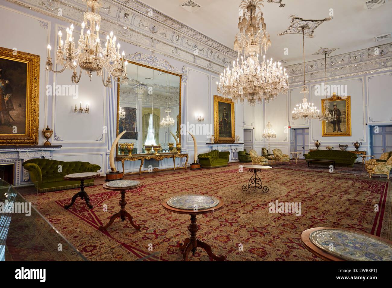 Innenansicht der Elfenbeinhalle (Talar e Adj), ein großer Saal, der als Speisesaal im Golestan Palace genutzt wird, das zum UNESCO-Weltkulturerbe gehört. Teheran, Iran. Stockfoto