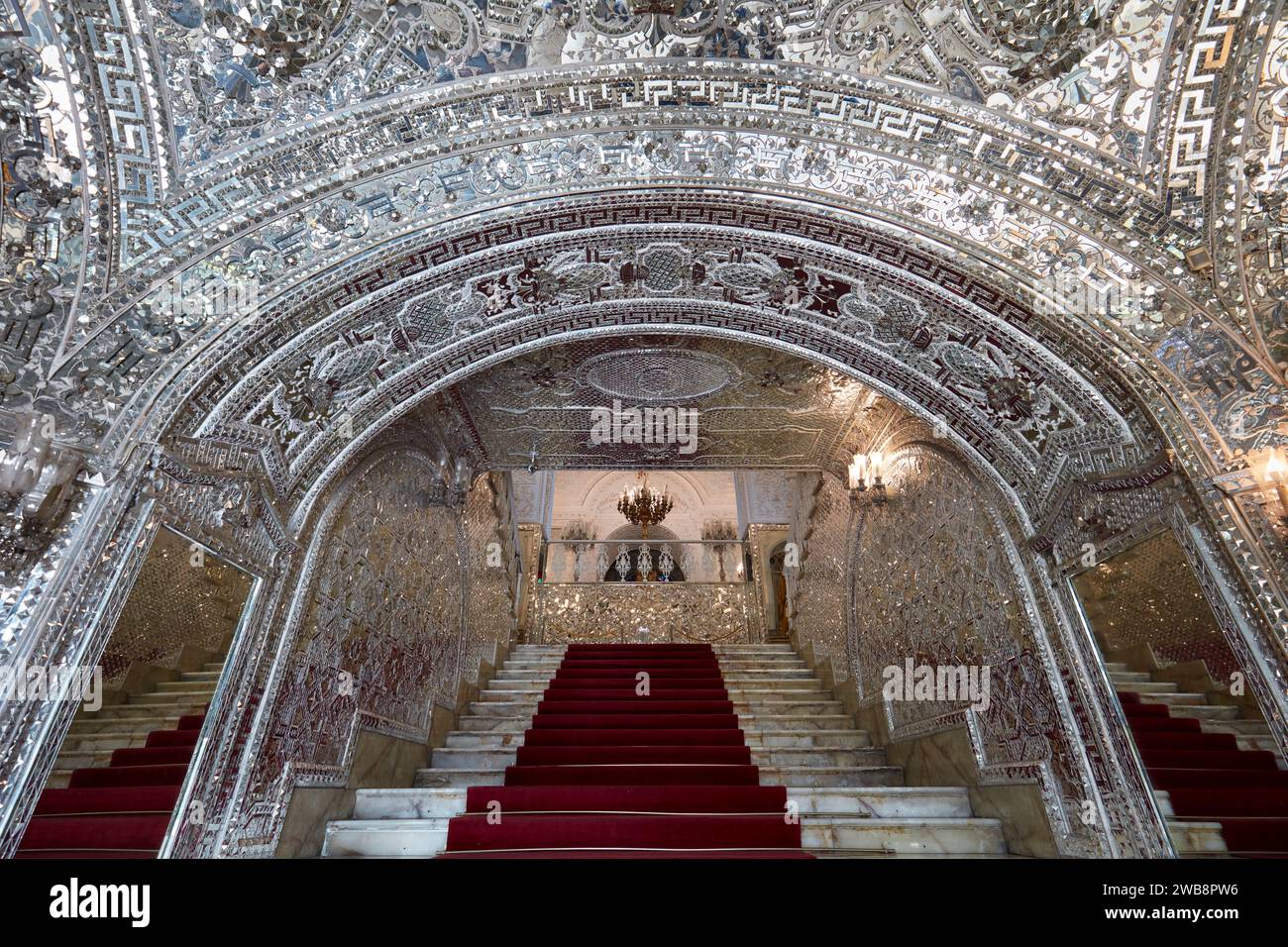 Treppe mit gewölbter Decke, die mit Spiegelmosaiken (aina-kari) im Golestan Palast, UNESCO-Weltkulturerbe, verziert ist. Teheran, Iran. Stockfoto