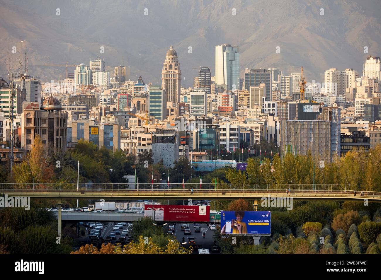 Panoramablick auf den nördlichen Teil der Stadt Teheran von der Tabiat-Brücke. Teheran, Iran. Stockfoto