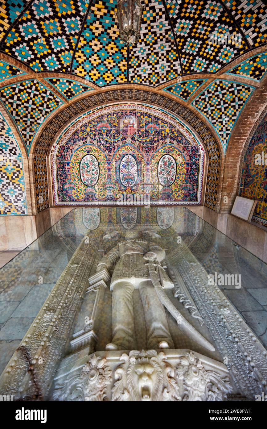 Der Marmor-Grabstein von Nasser Ed DIN Shah am Karim Khani Nook, ein Gebäude im Golestan Palace aus dem Jahr 1759. Teheran, Iran. Stockfoto