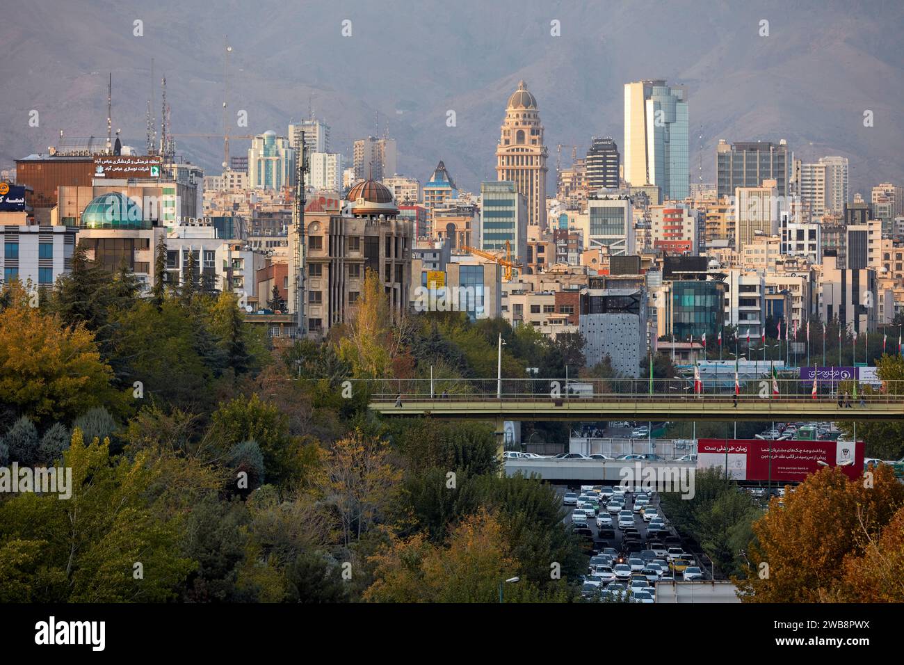 Panoramablick auf den nördlichen Teil der Stadt Teheran von der Tabiat-Brücke. Teheran, Iran. Stockfoto