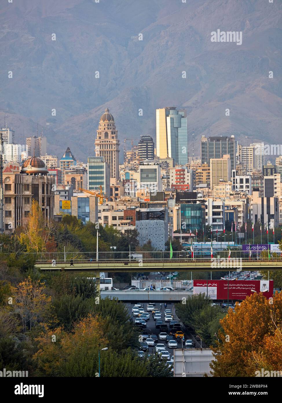 Blick auf den nördlichen Teil der Stadt Teheran von der Tabiat-Brücke. Teheran, Iran. Stockfoto