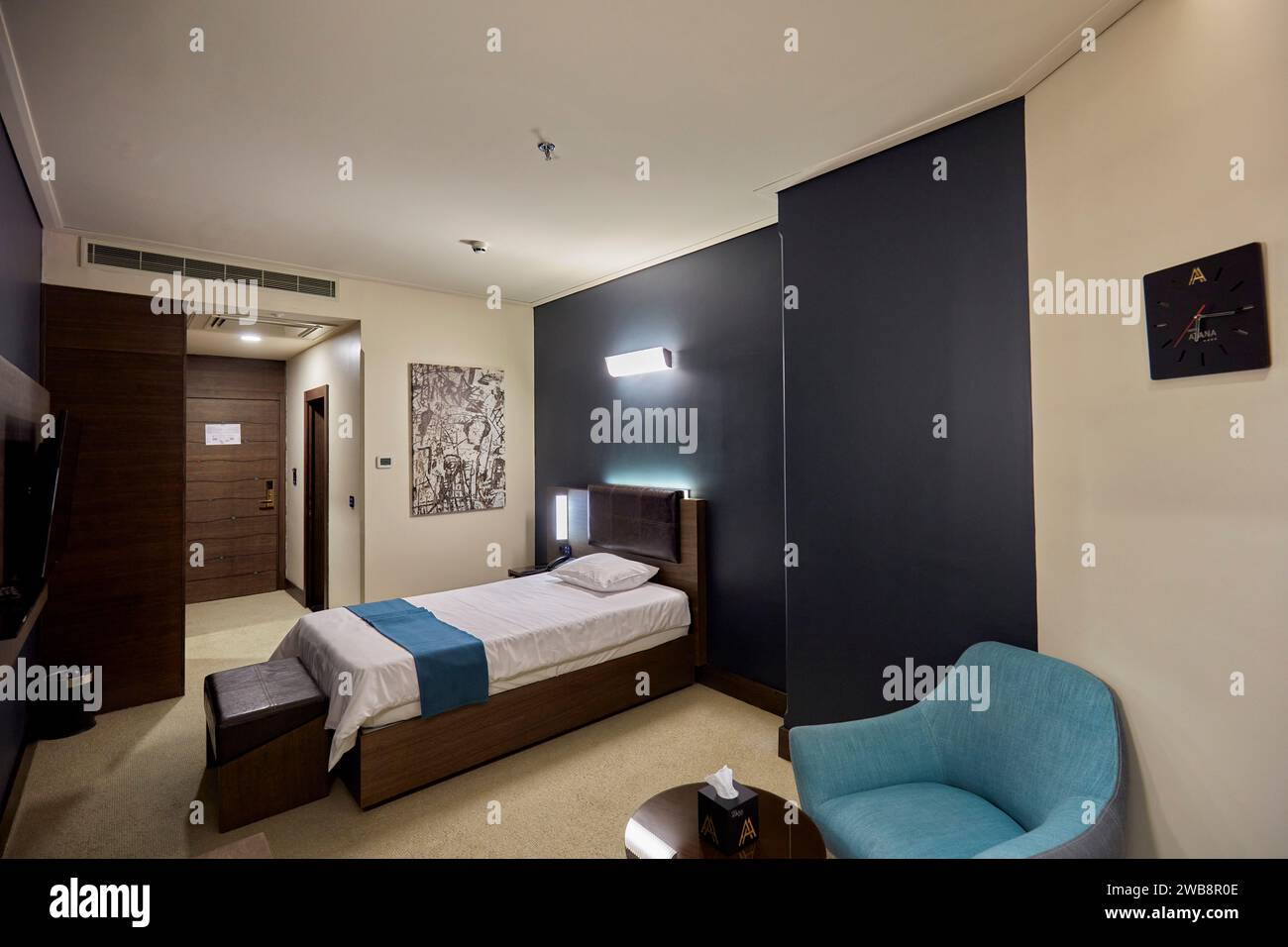 Innenansicht eines Einzelzimmers im Atana Hotel in Teheran, Iran. Stockfoto