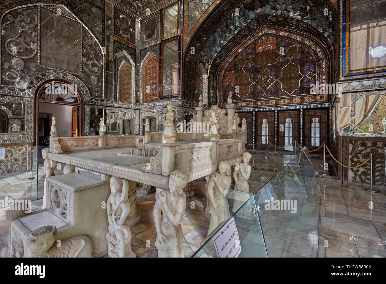 Der Marmorthron aus dem 18. Jahrhundert (Takht e Marmar) im Golestan-Palast, UNESCO-Weltkulturerbe. Teheran, Iran. Stockfoto