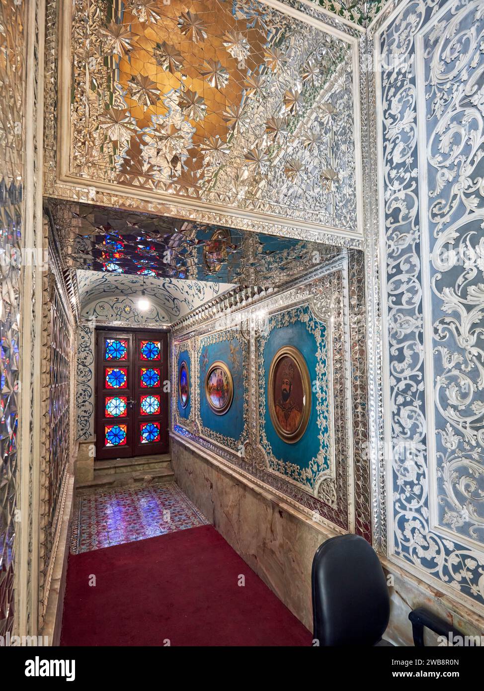 Innenansicht eines kleinen Korridors im Golestan Palace, UNESCO-Weltkulturerbe. Teheran, Iran. Stockfoto