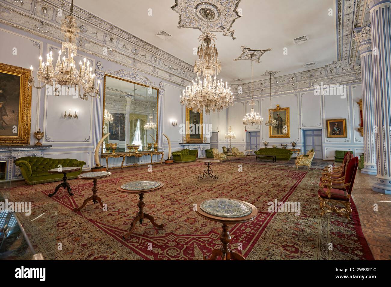 Innenansicht der Elfenbeinhalle (Talar e Adj), ein großer Saal, der als Speisesaal im Golestan Palace genutzt wird, das zum UNESCO-Weltkulturerbe gehört. Teheran, Iran. Stockfoto