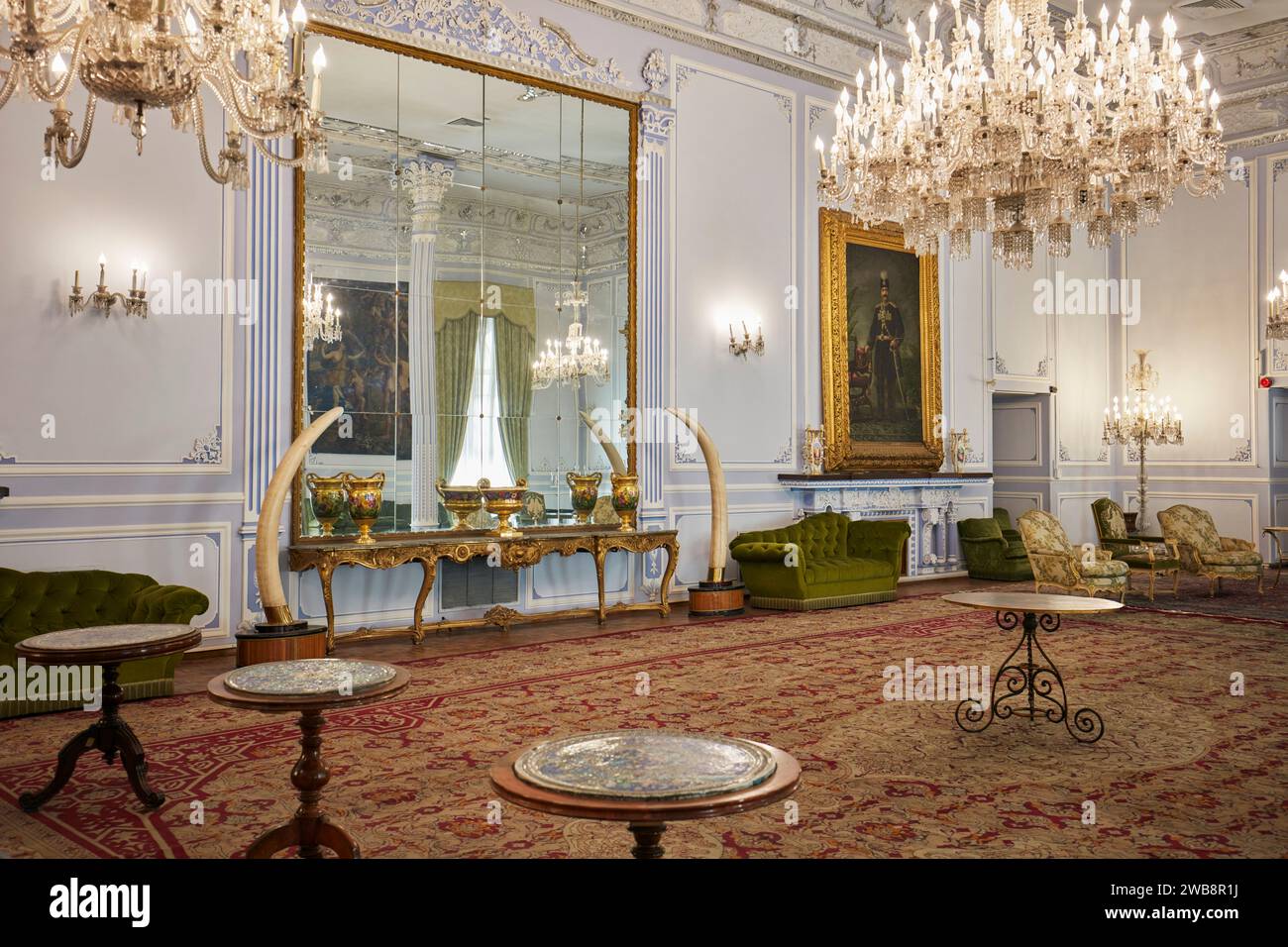 Innenansicht der Elfenbeinhalle (Talar e Adj), ein großer Saal, der als Speisesaal im Golestan Palace genutzt wird, das zum UNESCO-Weltkulturerbe gehört. Teheran, Iran. Stockfoto