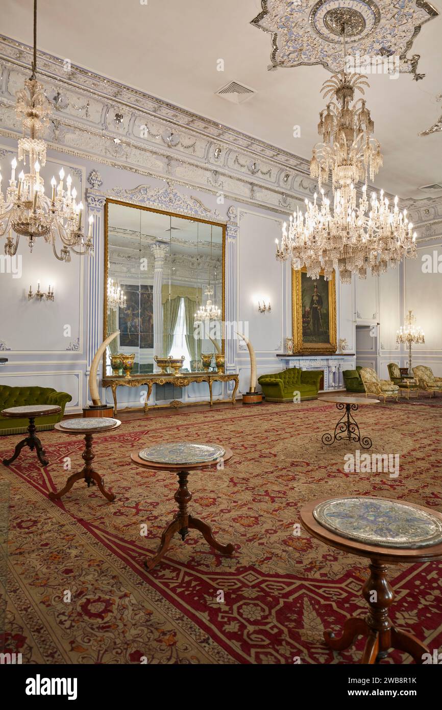 Innenansicht der Elfenbeinhalle (Talar e Adj), ein großer Saal, der als Speisesaal im Golestan Palace genutzt wird, das zum UNESCO-Weltkulturerbe gehört. Teheran, Iran. Stockfoto