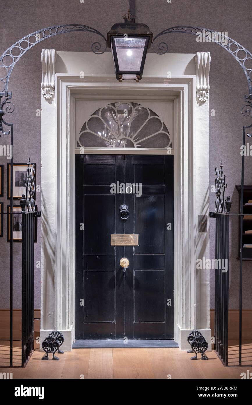 Bonhams, London, Großbritannien. Januar 2024. Erleben Sie die außergewöhnliche Handwerkskunst und Kreativität hinter der Krone mit einer Sonderausstellung der Sets, Kostüme und Requisiten aus den Serien 1-6, die durch New York, Los Angeles, Paris und London vor zwei Auktionen im Bonhams London im Februar 2024 reisen. Die Ausstellung findet vom 11. Januar bis 5. Februar 2024 in London statt. Die Erlöse aus der Live-Auktion fließen in die Einrichtung des Programms Left Bank Pictures - The Crown Scholarship an der National Film and Television School. Bild: Eine Nachbildung der Downing Street-Fassade Nummer 10. Zum ersten Mal in Staffel 1, erstellt von Th Stockfoto