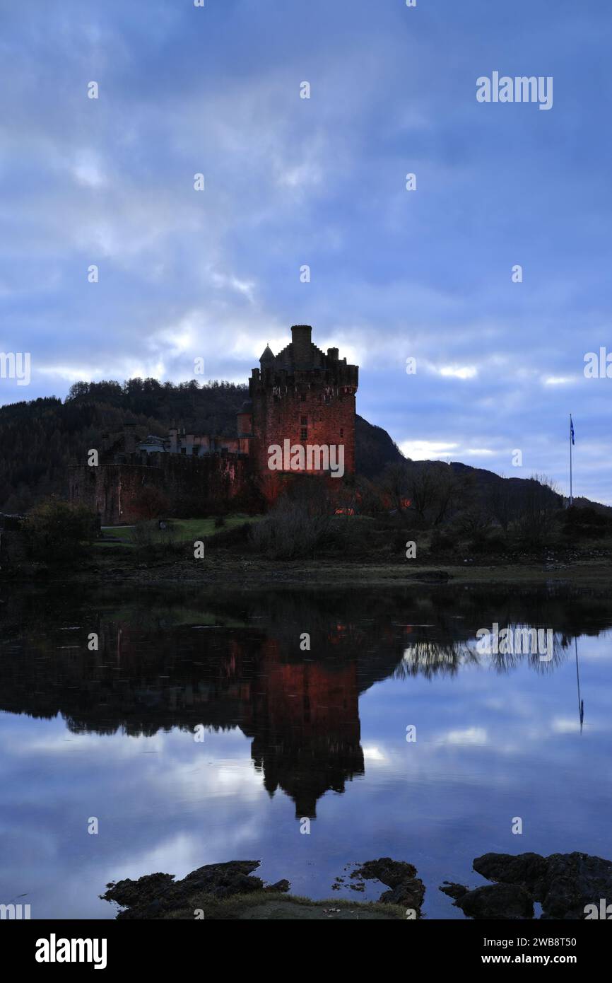 Blick auf den Sonnenuntergang über Eilean Donan Castle, Dornie Village, Kyle of Lochalsh, Wester Ross, Schottland, UK Stockfoto