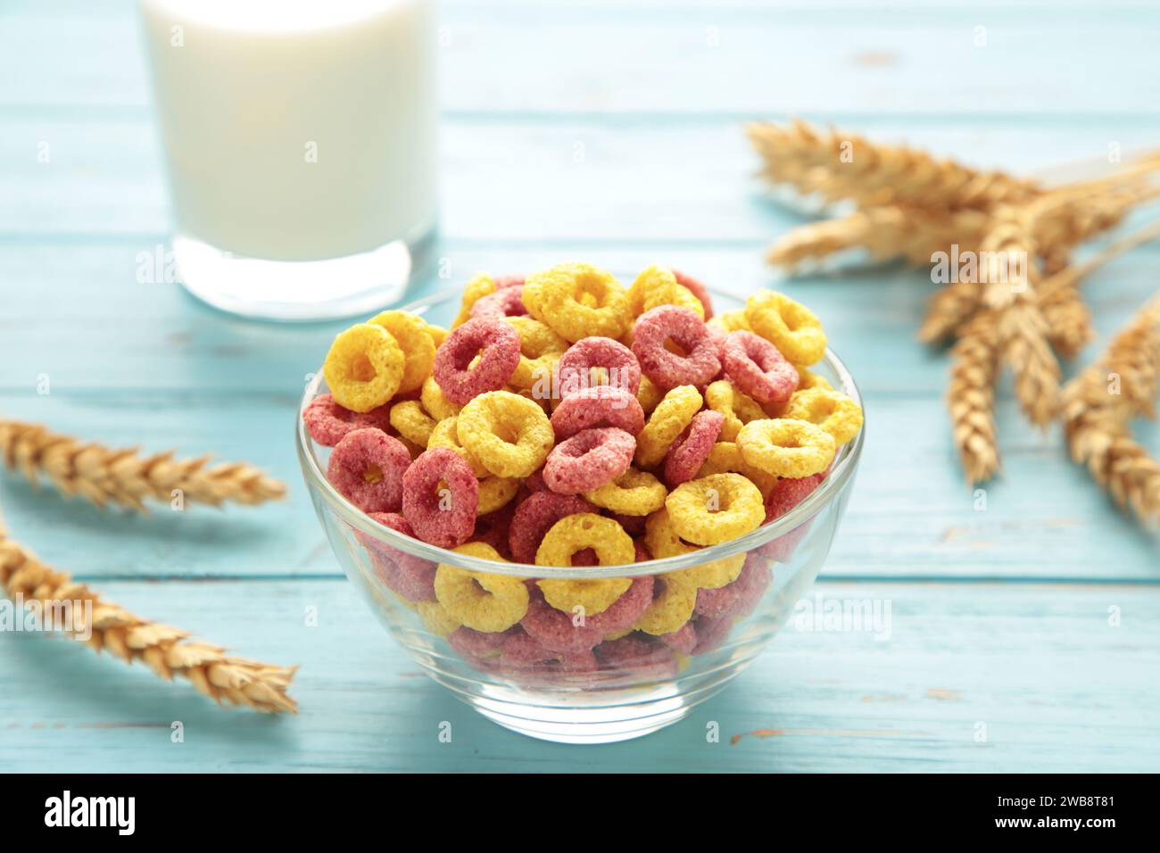 Auswahl an Müsli in blauen Schüsseln, schnelles Frühstück auf violettem Hintergrund. Draufsicht Stockfoto