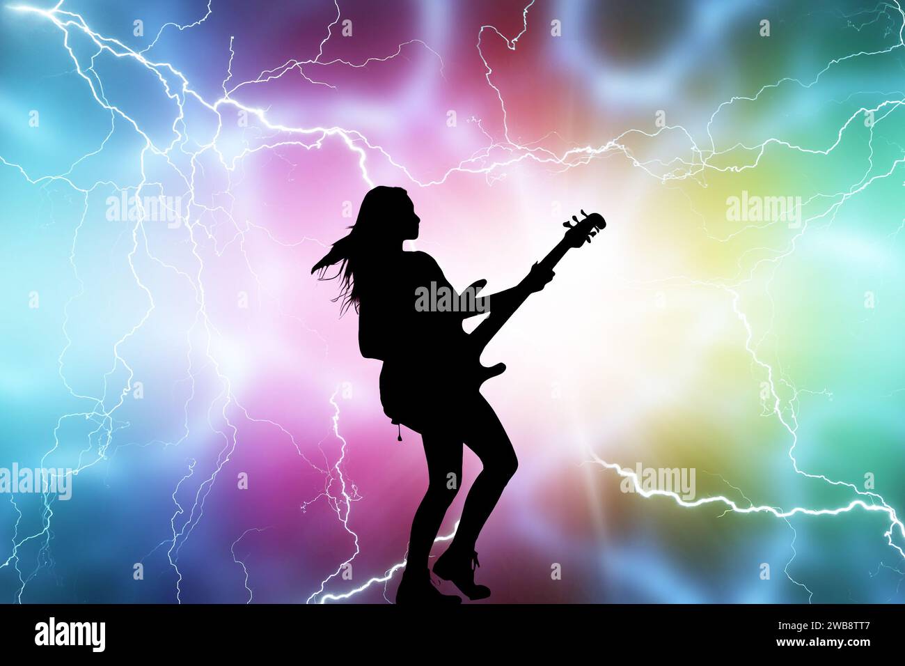 Eine Musikerin spielt eine Rockgitarre vor einer dynamischen, farbenfrohen Kulisse Stockfoto