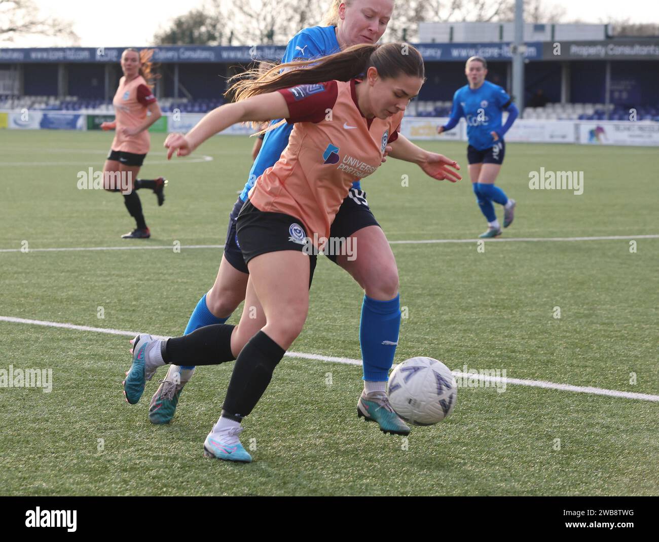 L-R Nicole Barrett von Portsmouth Women und Kaylen Gerkey von Billericay Town Women während der FA Women’s National League - Southern Premier Division Stockfoto