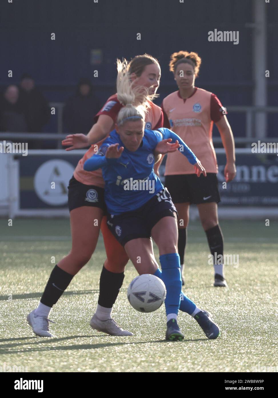 Zoe Rushen von Billericay Town Womenand Ava Rowbotham von Portsmouth Women während des Spiels FA Women’s National League – Southern Premier Division Stockfoto
