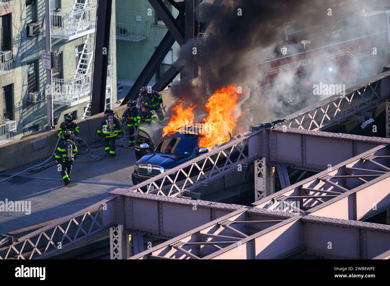 Eine Luftaufnahme der Feuerwehr bei einem Autobrand auf der Queensborough Bridge in New York Stockfoto