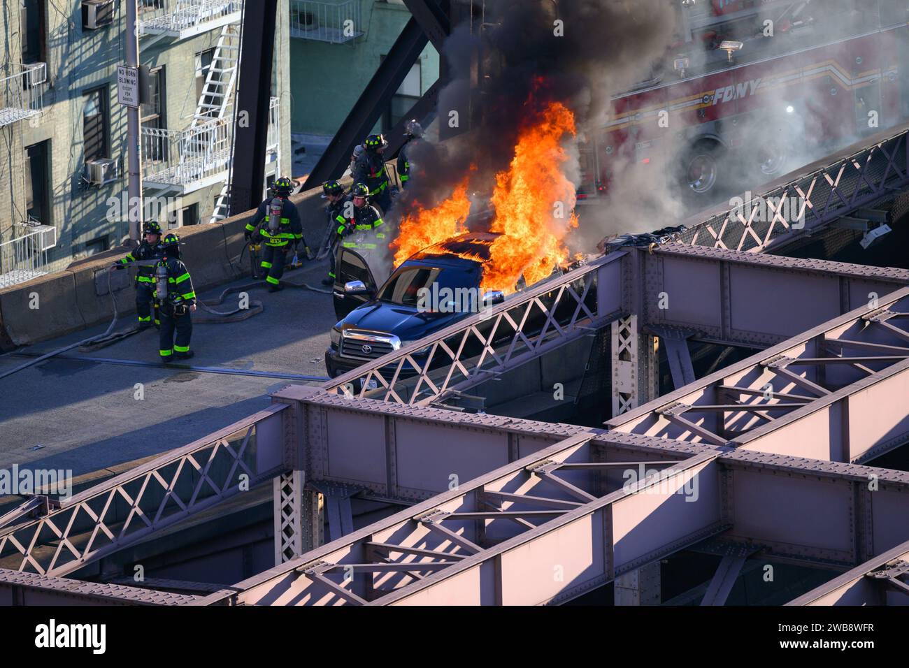 Eine Luftaufnahme der Feuerwehr bei einem Autobrand auf der Queensborough Bridge in New York Stockfoto